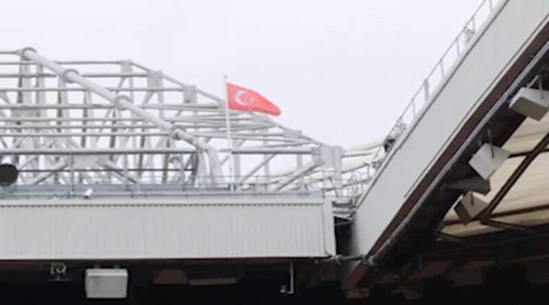 Old Trafford'a Türk bayrağı çekildi