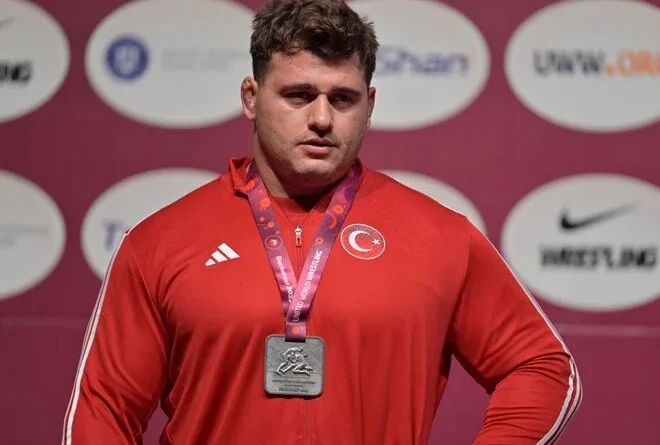 Rıza Kayaalp'ten gümüş madalya